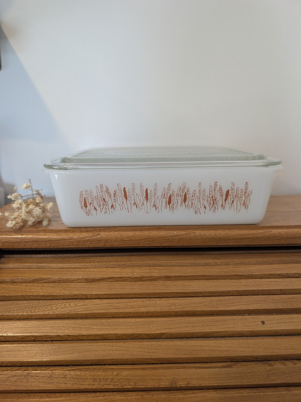 Vintage Wheat-Pattern Milk Glass Casserole Dish with Glass Lid - White and Brown